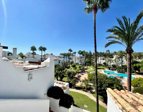 Penthouse for sale in Alcazaba Beach, Estepona East