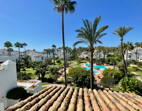 Penthouse for sale in Alcazaba Beach, Estepona East