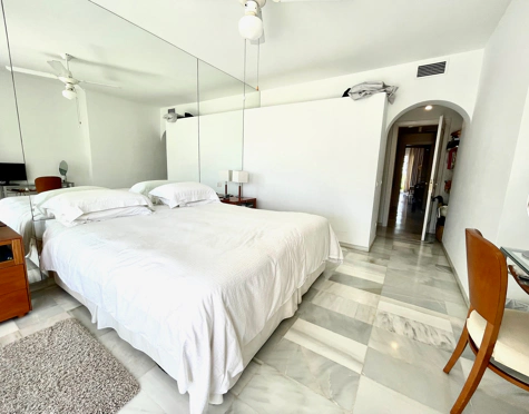 Penthouse for sale in Alcazaba Beach, Estepona East