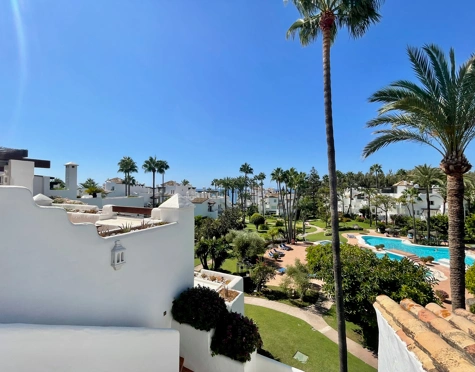 Penthouse for sale in Alcazaba Beach, Estepona East