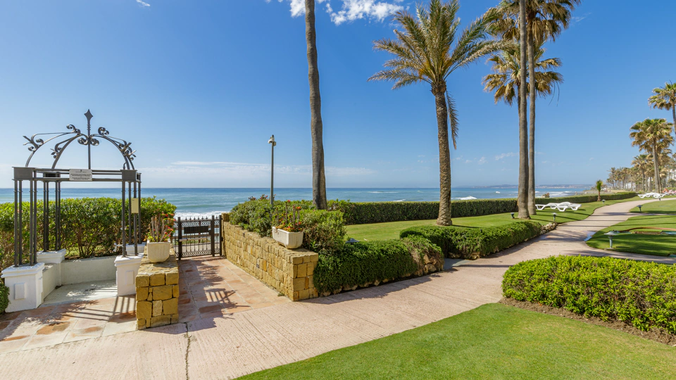 Ático en venta en Alcazaba Beach, Estepona Este
