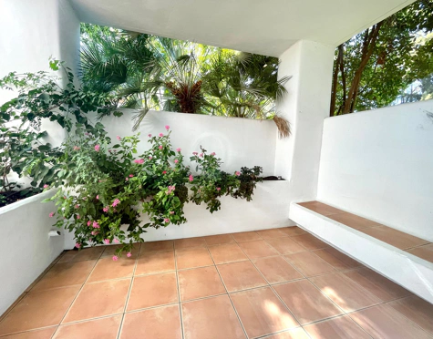 Ground Floor Apartment for sale in Alcazaba Beach, Estepona East
