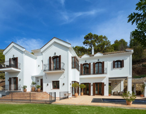 VILLA FAMILIAR ENCANTADORA EN VENTA EN EL MADROÑAL, BENAHAVIS