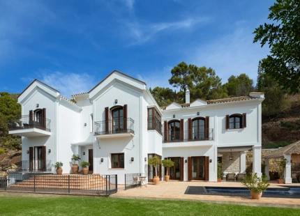 CHARMING FAMILY VILLA FOR SALE IN EL MADRONAL, BENAHAVIS