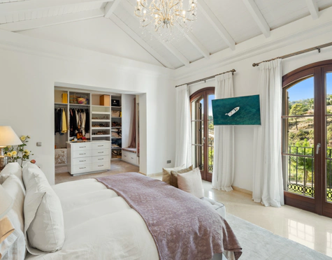 Villa en venta en El Madroñal, Benahavis