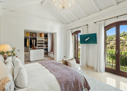 CHARMING FAMILY VILLA FOR SALE IN EL MADRONAL, BENAHAVIS