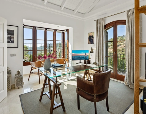 Villa en venta en El Madroñal, Benahavis