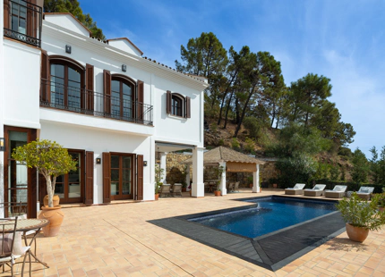 CHARMING FAMILY VILLA FOR SALE IN EL MADRONAL, BENAHAVIS