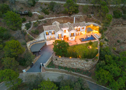 CHARMING FAMILY VILLA FOR SALE IN EL MADRONAL, BENAHAVIS