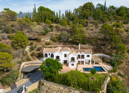 CHARMING FAMILY VILLA FOR SALE IN EL MADRONAL, BENAHAVIS