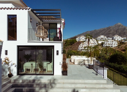 ELEGANTE VILLA NUEVA A LA VENTA EN EL VALLE DEL GOLF, NUEVA ANDALUCÍA