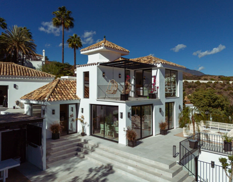 Villa for sale in Los Naranjos Hill Club, Nueva Andalucia