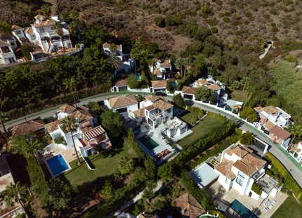 ELEGANTE VILLA NUEVA A LA VENTA EN EL VALLE DEL GOLF, NUEVA ANDALUCÍA