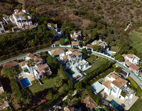 Villa for sale in Los Naranjos Hill Club, Nueva Andalucia