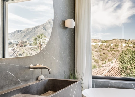 ELEGANTE VILLA NUEVA A LA VENTA EN EL VALLE DEL GOLF, NUEVA ANDALUCÍA