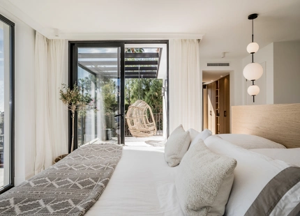 ELEGANTE VILLA NUEVA A LA VENTA EN EL VALLE DEL GOLF, NUEVA ANDALUCÍA