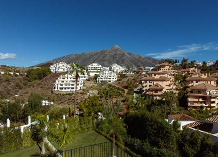 ELEGANTE VILLA NUEVA A LA VENTA EN EL VALLE DEL GOLF, NUEVA ANDALUCÍA