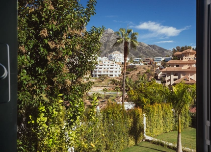 ELEGANTE VILLA NUEVA A LA VENTA EN EL VALLE DEL GOLF, NUEVA ANDALUCÍA