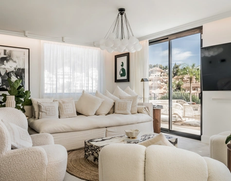 Villa for sale in Los Naranjos Hill Club, Nueva Andalucia
