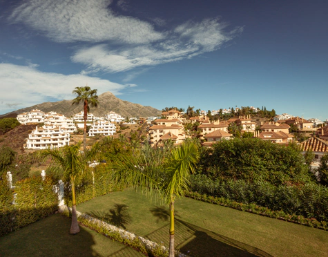 Villa for sale in Los Naranjos Hill Club, Nueva Andalucia