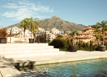ELEGANTE VILLA NUEVA A LA VENTA EN EL VALLE DEL GOLF, NUEVA ANDALUCÍA