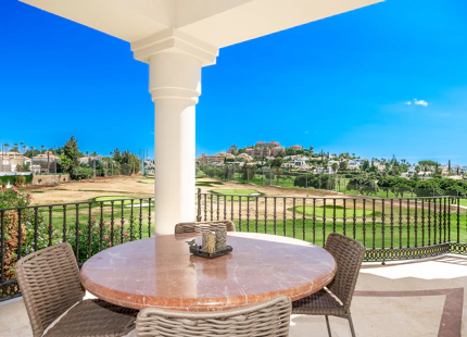 IMPRESSIVE FRONTLINE GOLF ANDALUCIAN-STYLE MANSION FOR SALE IN NUEVA ANDALUCIA