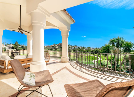 IMPRESSIVE FRONTLINE GOLF ANDALUCIAN-STYLE MANSION FOR SALE IN NUEVA ANDALUCIA