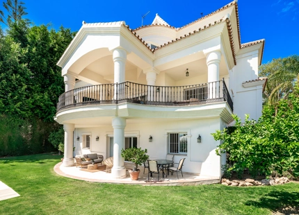 IMPRESSIVE FRONTLINE GOLF ANDALUCIAN-STYLE MANSION FOR SALE IN NUEVA ANDALUCIA