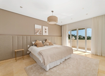 IMPRESSIVE FRONTLINE GOLF ANDALUCIAN-STYLE MANSION FOR SALE IN NUEVA ANDALUCIA