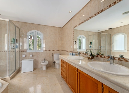 IMPRESSIVE FRONTLINE GOLF ANDALUCIAN-STYLE MANSION FOR SALE IN NUEVA ANDALUCIA
