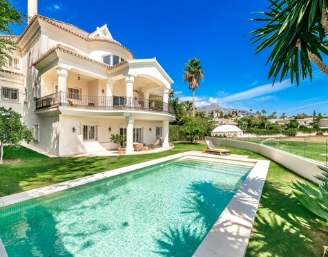 VILLA IMPRESIONANTE DE ESTILO ANDALUZ EN PRIMERA LÍNEA DE GOLF EN VENTA EN NUEVA ANDALUCIA