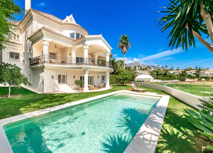 IMPRESSIVE FRONTLINE GOLF ANDALUCIAN-STYLE MANSION FOR SALE IN NUEVA ANDALUCIA