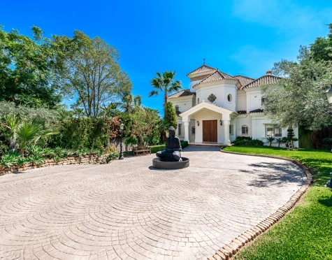 Villa for sale in Nueva Andalucia, Marbella