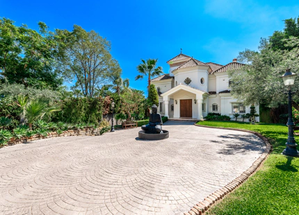 IMPRESSIVE FRONTLINE GOLF ANDALUCIAN-STYLE MANSION FOR SALE IN NUEVA ANDALUCIA