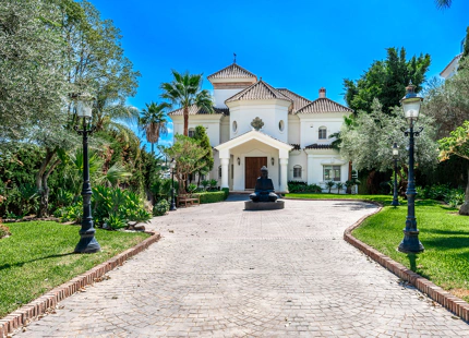 IMPRESSIVE FRONTLINE GOLF ANDALUCIAN-STYLE MANSION FOR SALE IN NUEVA ANDALUCIA