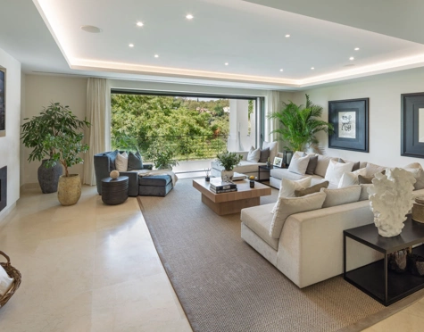 Villa for sale in El Herrojo, Benahavis