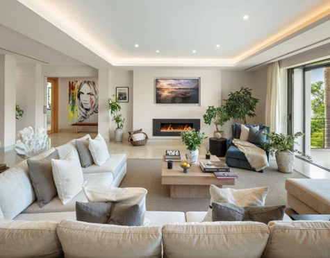Villa for sale in El Herrojo, Benahavis