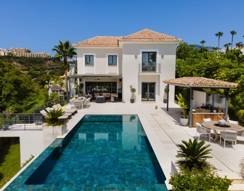 Villa for sale in El Herrojo, Benahavis