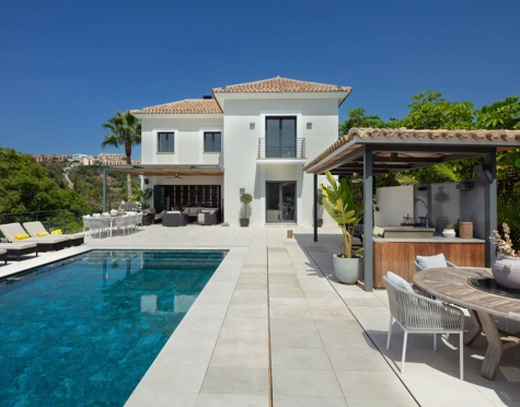 Villa for sale in El Herrojo, Benahavis