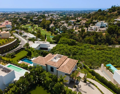 Villa for sale in El Herrojo, Benahavis