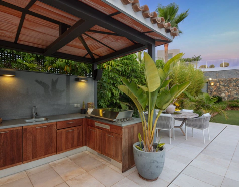 Villa for sale in El Herrojo, Benahavis