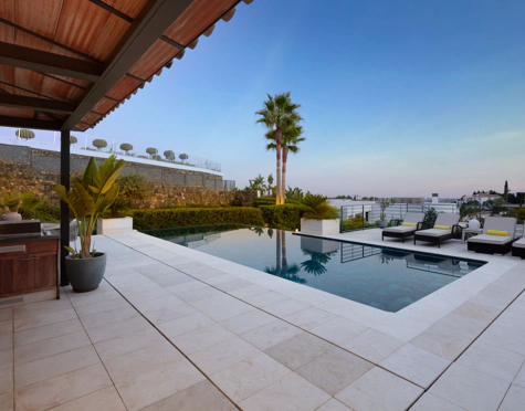 Villa for sale in El Herrojo, Benahavis
