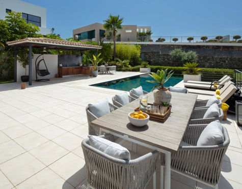 Villa for sale in El Herrojo, Benahavis