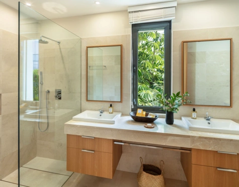 Villa for sale in El Herrojo, Benahavis