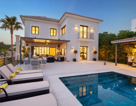 Villa for sale in El Herrojo, Benahavis
