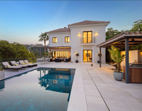 Villa for sale in El Herrojo, Benahavis