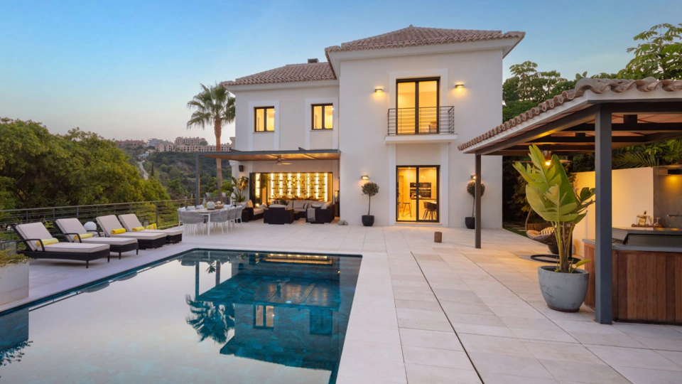 Villa for sale in El Herrojo, Benahavis