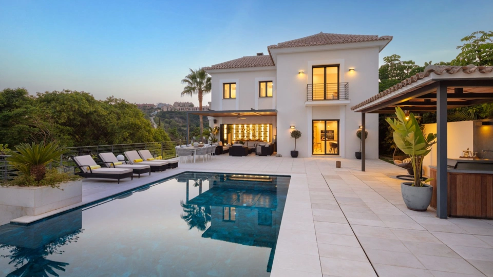 Villa for sale in El Herrojo, Benahavis