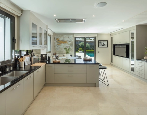Villa for sale in El Herrojo, Benahavis