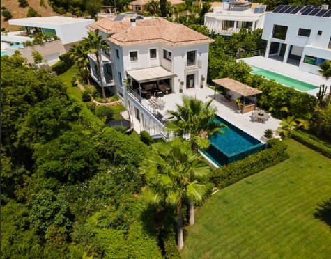 Villa for sale in El Herrojo, Benahavis